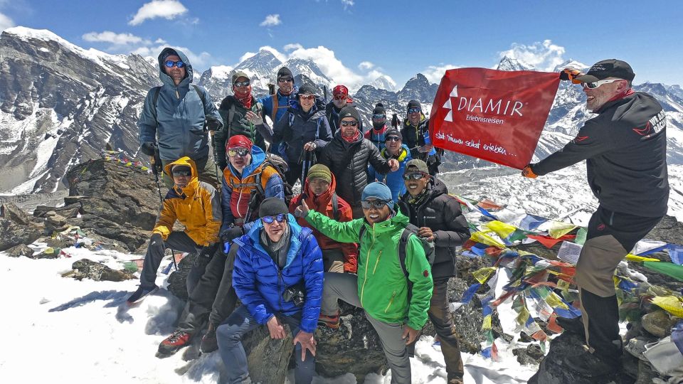 Gipfelerfolg am Gokyo Ri (5360 m) mit Mount Everest (8848 m) im Hintergrund