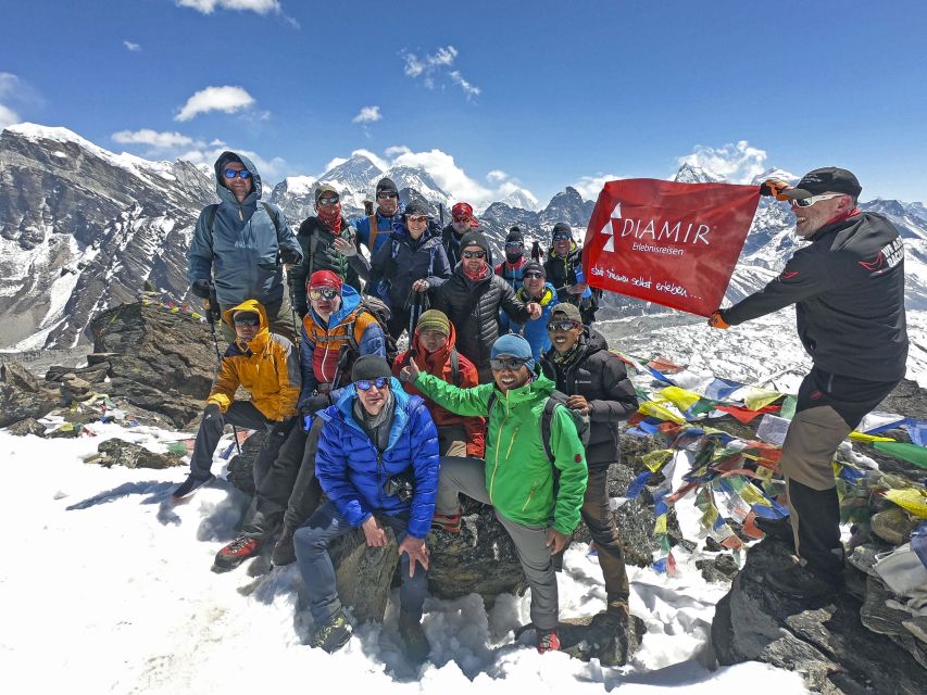 Gipfelerfolg am Gokyo Ri (5360 m) mit Mount Everest (8848 m) im Hintergrund