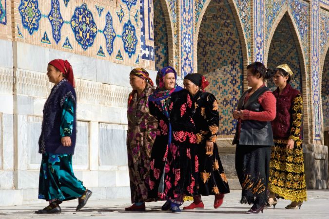 Frauen auf dem Weg zum Mittagsgebet am Registan © Diamir