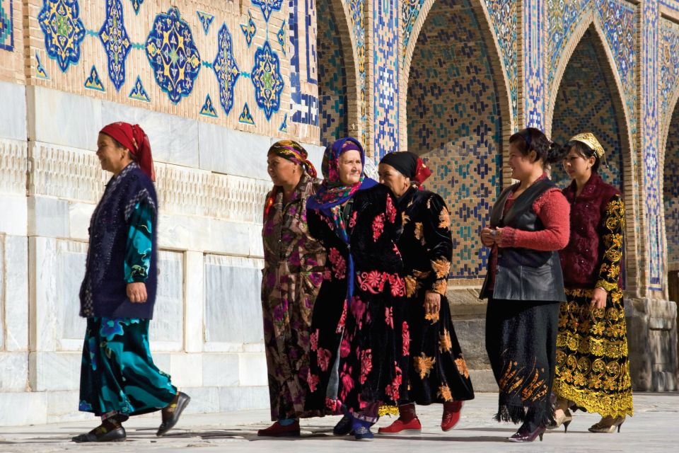 Frauen auf dem Weg zum Mittagsgebet am Registan