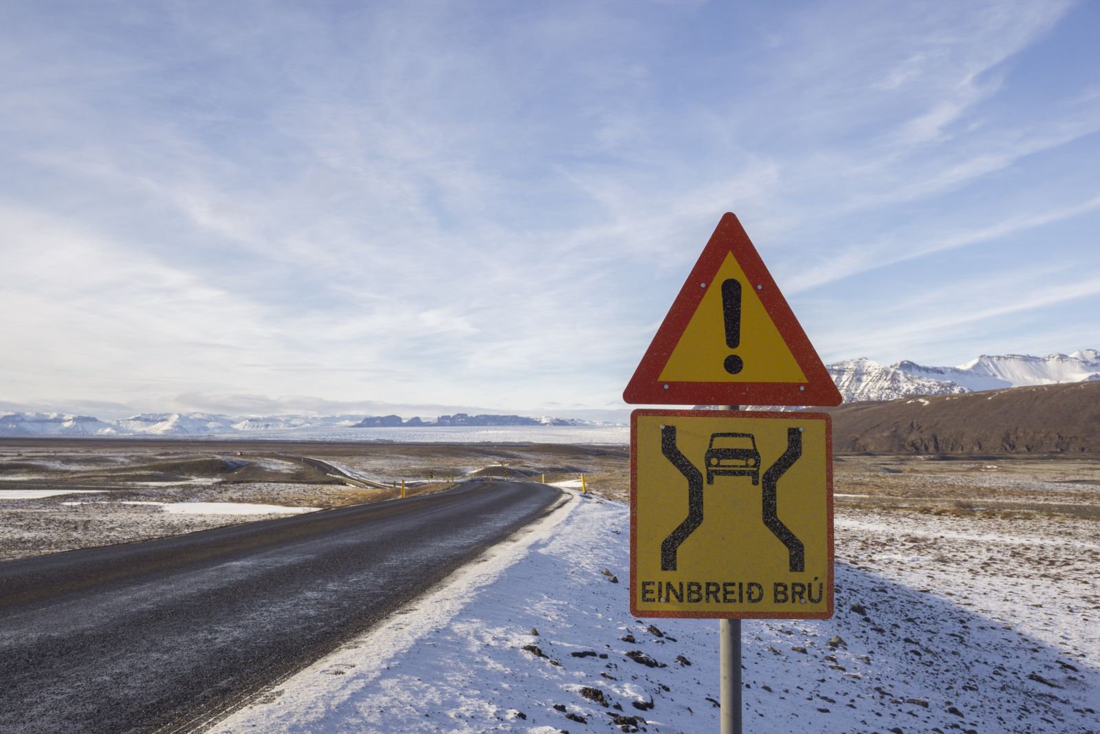 Einspurige Brücke auf Isländisch – Straßenschild an der Ringstraße