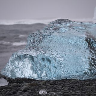 „Gläserner“ Eisberg am Strand