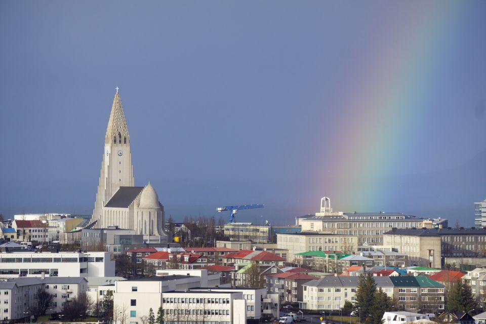 Reykjavík mit Regenbogen
