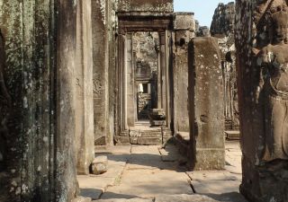Auf geheimen Wegen durch Angkor