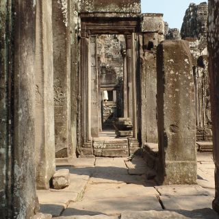 Auf geheimen Wegen durch Angkor