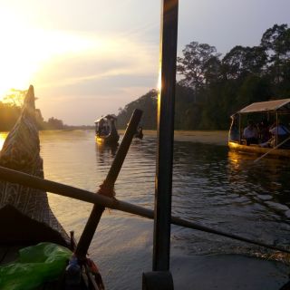 Fahrt zum Sonnenuntergang auf einem Kong-Kear-Boot über den Prasat Chhrong in Angkor