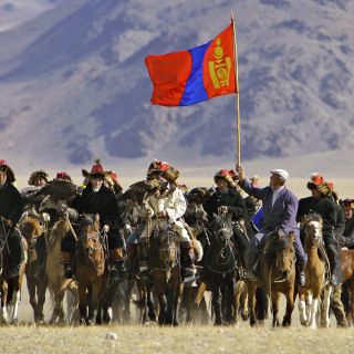 Kasachen zu Pferd mit Flagge