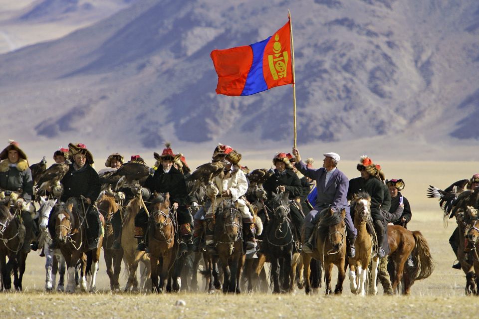 Kasachen zu Pferd mit Flagge