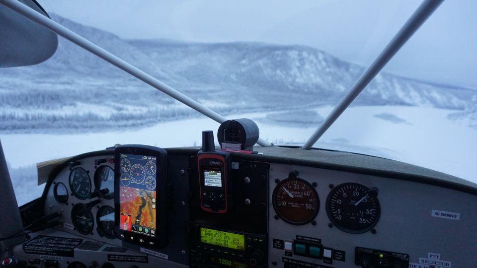Rundflug über den gefrorenen Yukon-Fluss