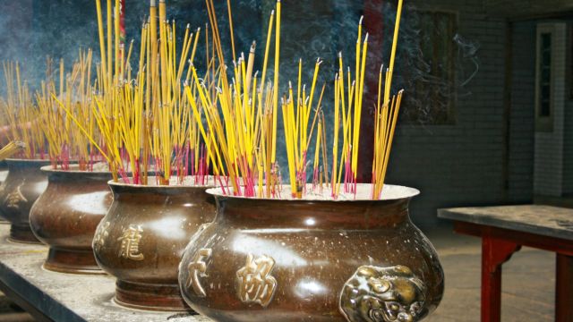 Räucherstäbchen im Tempel