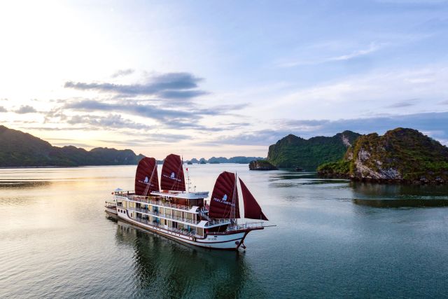 Dschunke „Perla Dawn Sails“ in der Halong-Bucht