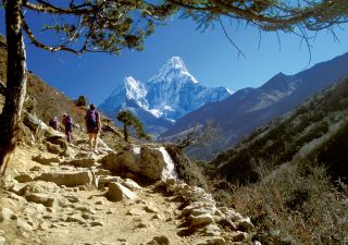Everest-Trekking mit Ama Dablam im Hintergrund