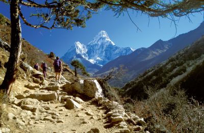 Everest-Trekking mit Ama Dablam im Hintergrund