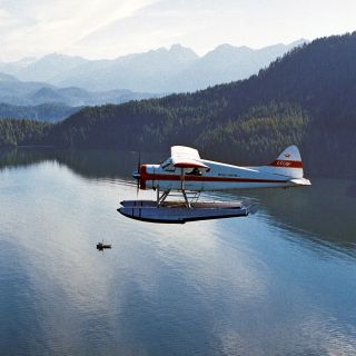Wasserflugzeug über der Pazifikküste von Vancouver Island