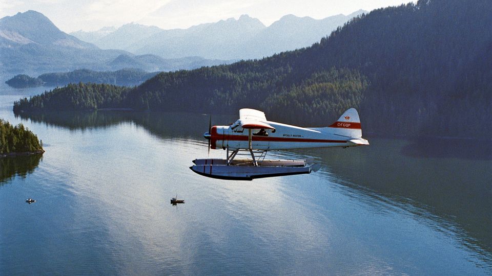 Wasserflugzeug über der Pazifikküste von Vancouver Island