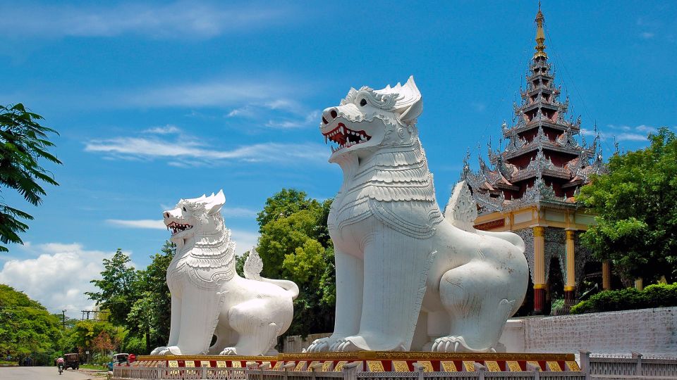 Löwenwächter am Tempel in Mandalay