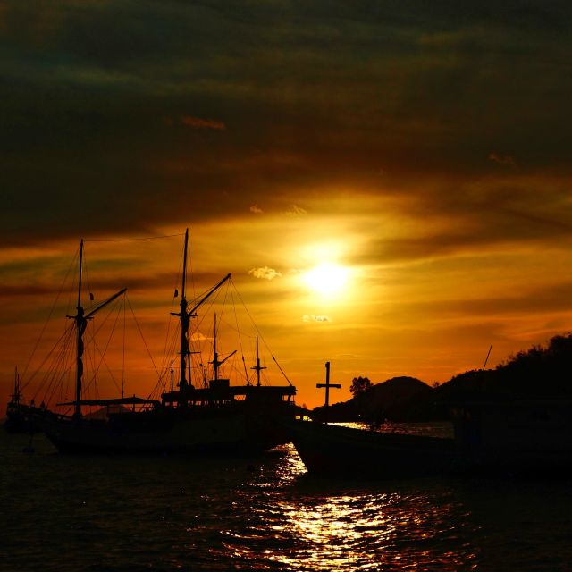 Schiffe im Sonnenuntergang am Ankerplatz bei den Flores Islands