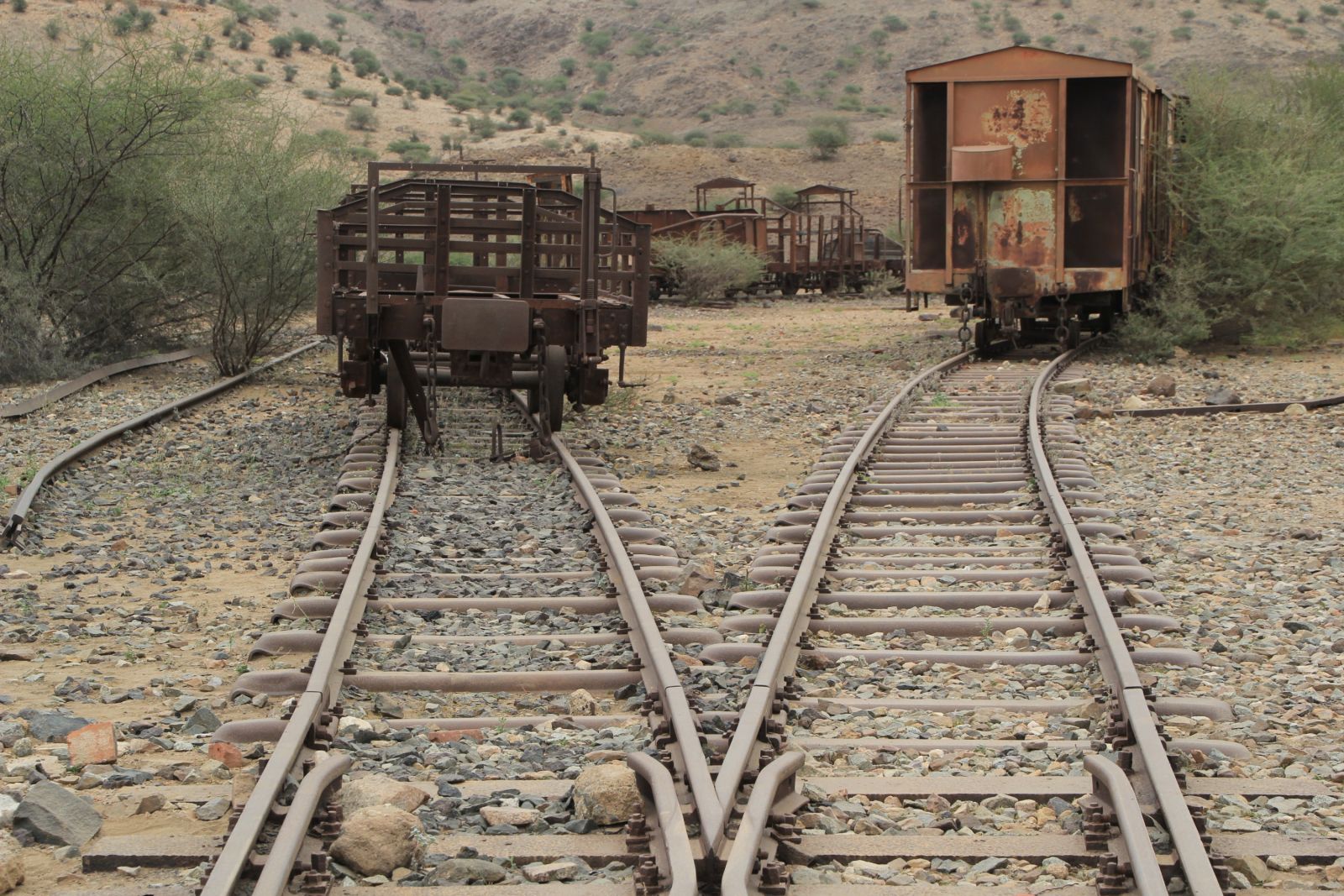 Ausrangierte Eisenbahnwagons bei Massawa