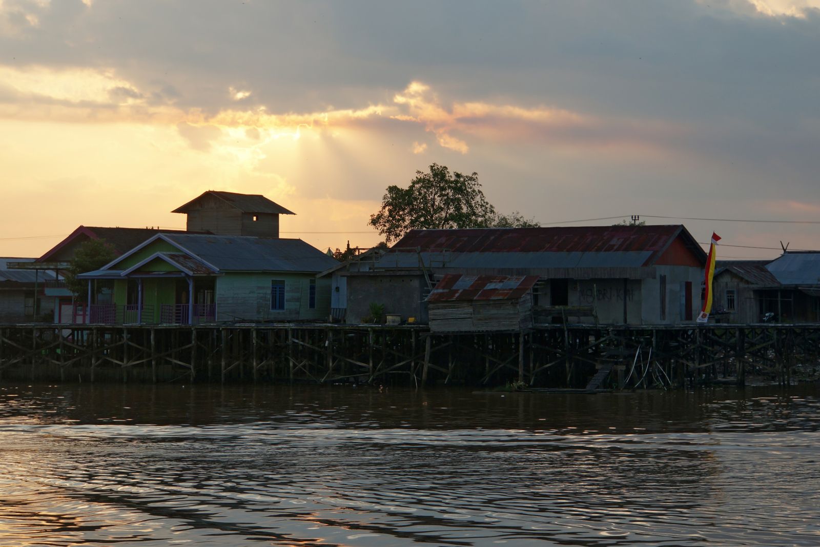 Stelzenhäuser im Hafenviertel von Pangkalan Bun
