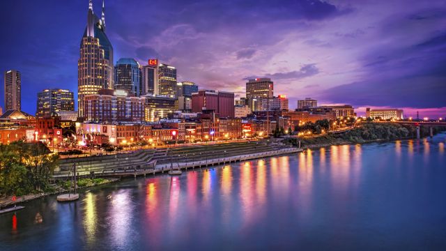 Skyline von Nashville, Tennessee, am Cumberland River