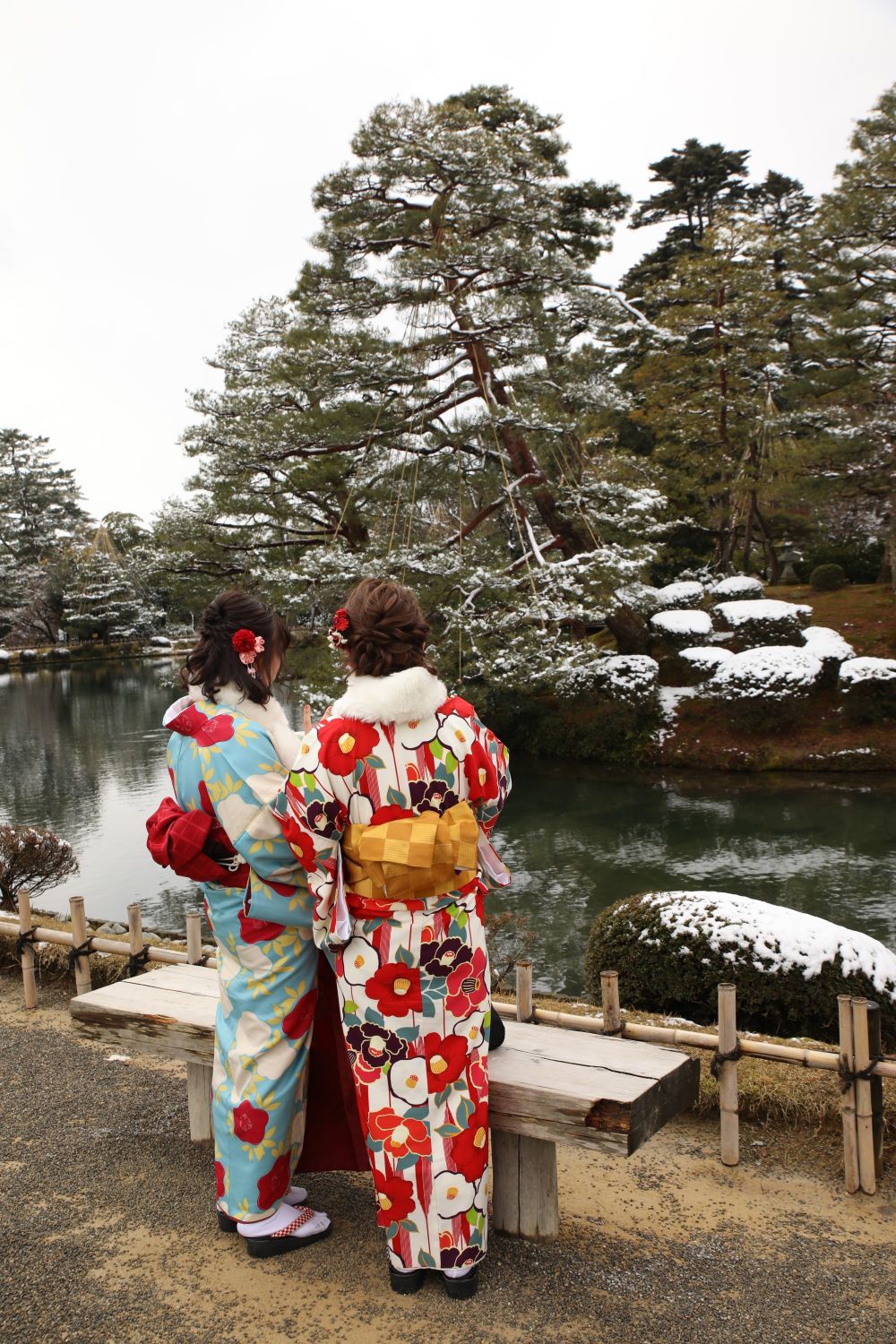 Japanerinnen im traditionellen Kimono bestaunen die Gartenkunst