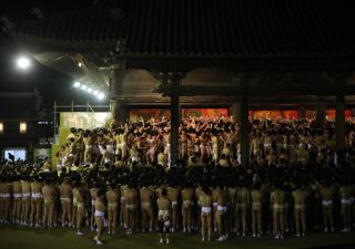 Beim Saidai-ji-Nacktfestival wetteifern bis zu 10.000 nur mit einem Lendenschurz bekleidete Männer um glücksverheißende STöcke