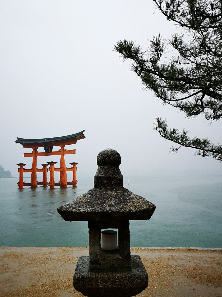 Ein Wahrzeichen Japans – das im seichten Wasser stehende orangefarbige Tor des Itsukushima-Schrein  bei Flut