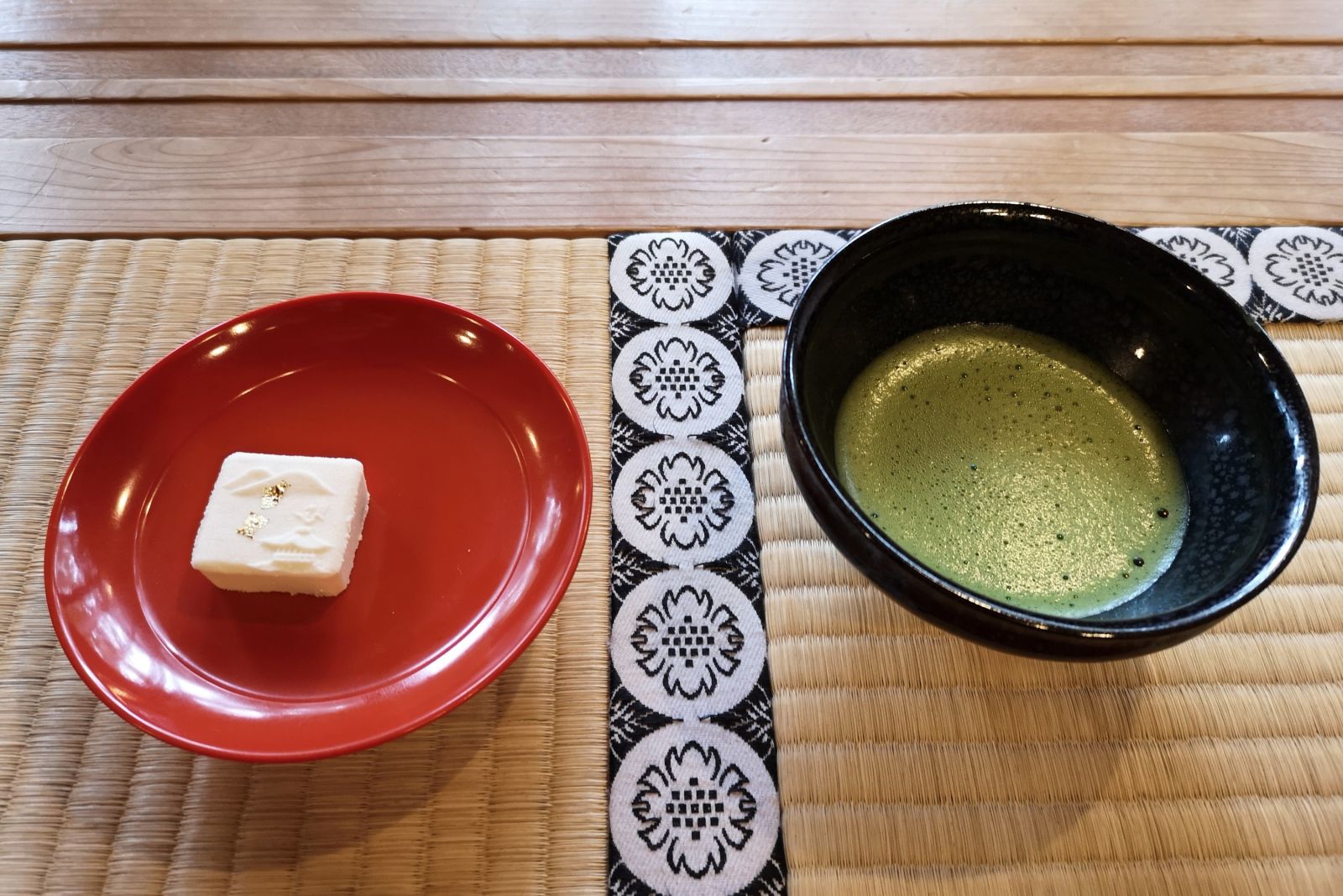 Ästhetisch angerichteter Tee und japanische Süßigkeit während einer Teezeremonie
