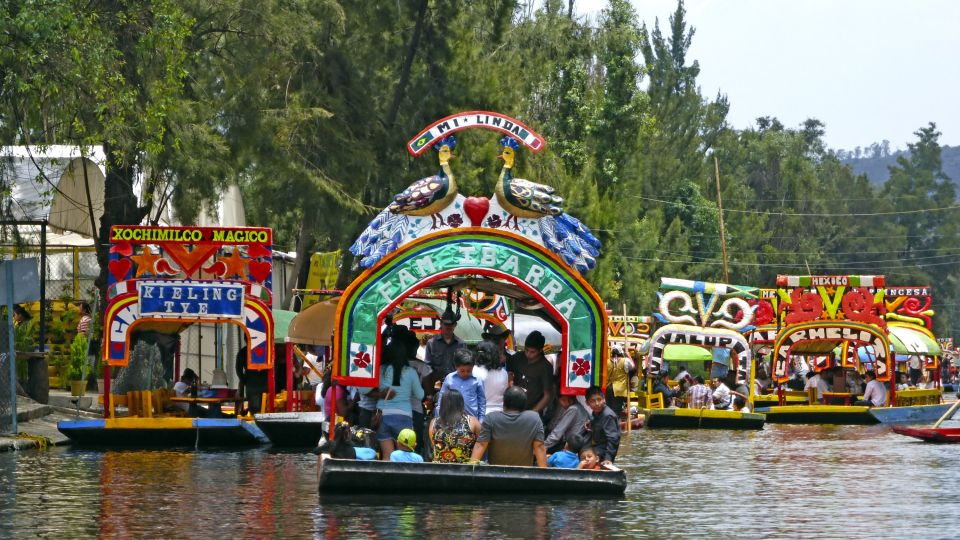 Farbenfrohe Boote in den schwimmenden Gärten von Xochimilco, Mexiko-Stadt