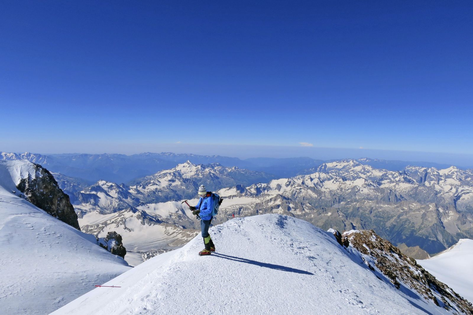 Ausblick vom Gipfel des Elbrus über den Kaukasus