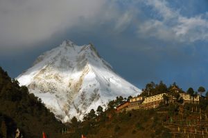 Blick zum Manaslu (8163 m) mit Kloster Ribung