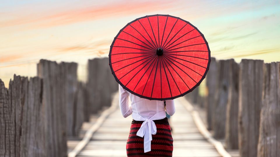 U-Bein-Brücke in Amarapura, junge Frau mit rotem Schirm