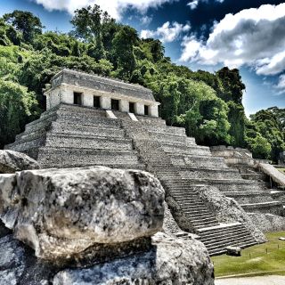 Auch der Tempel der Inschriften in Palenque wartet auf Sie