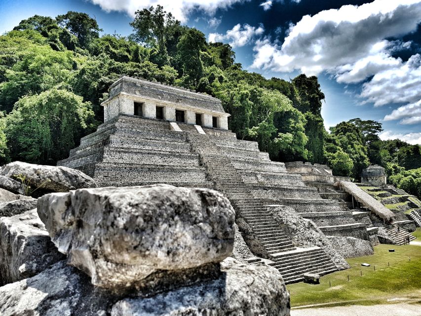 Auch der Tempel der Inschriften in Palenque wartet auf Sie
