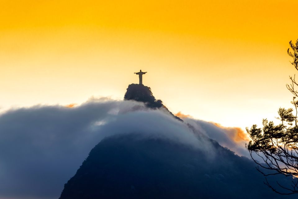 Christus Statue auf dem Corcovado hoch über Rio de Janeiro