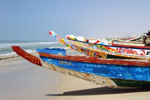 Bunte Fischerboote in Nouakchott