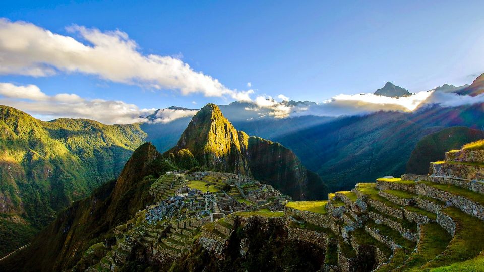Sonnenaufgang über der berühmten Inka-Stätte Machu Picchu