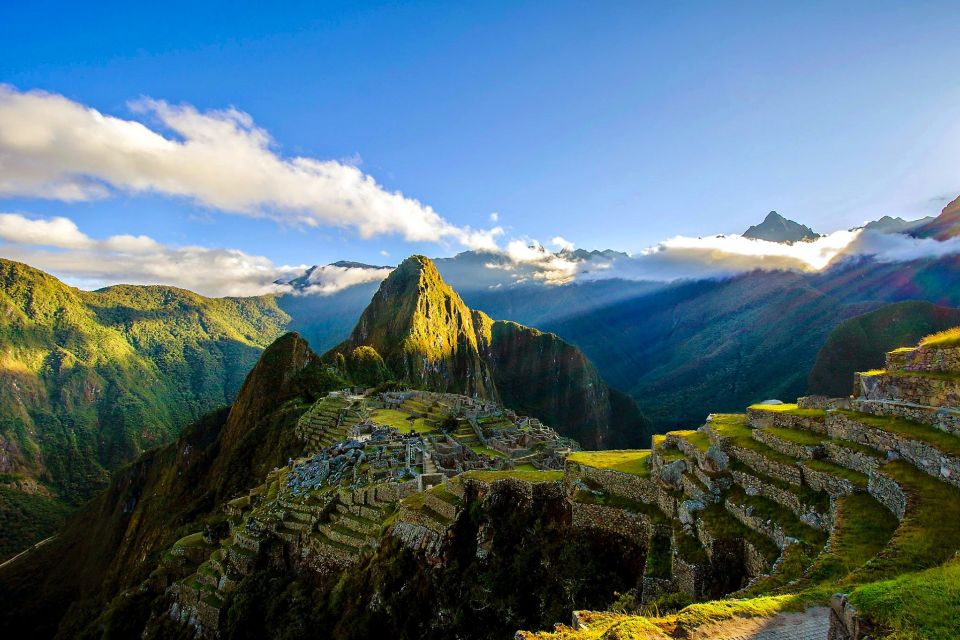 Sonnenaufgangsstimmung über der berühmten Inkastätte Machu Picchu