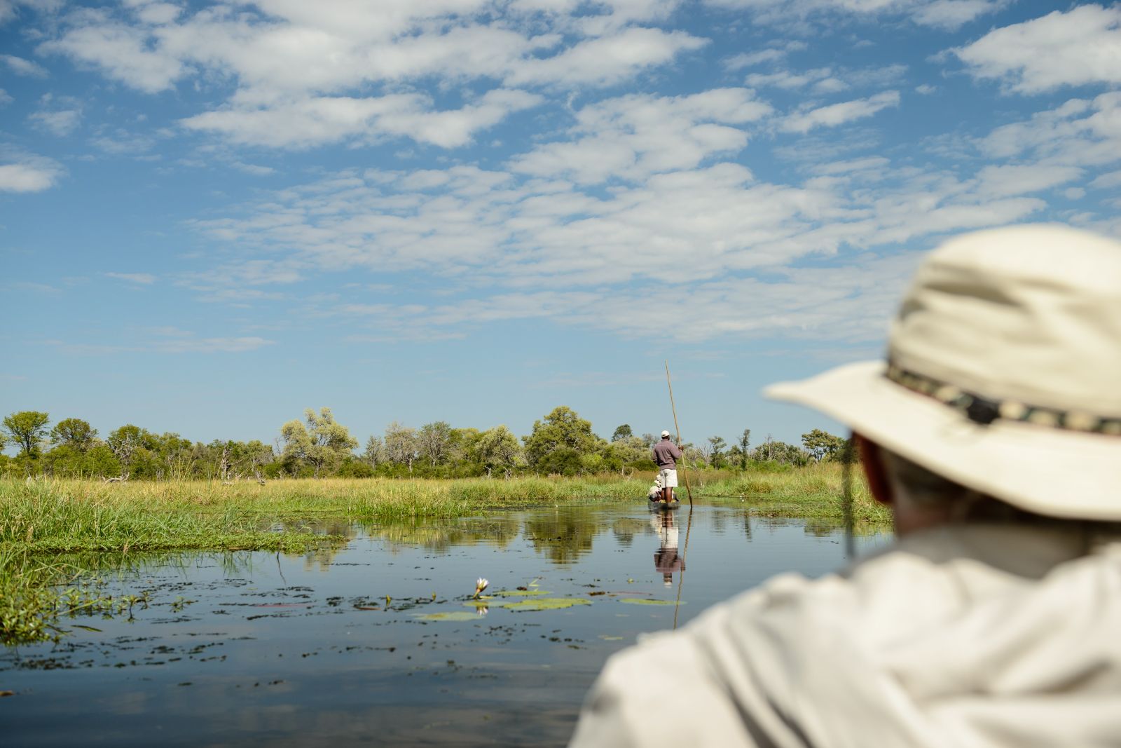 Unterwegs mit dem traditionellen Einbaum, dem Mokoro, in den Kanälen des Khwai River, Khwai Community Area, Okavango-Delta, Botswana