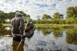 Das Moroko ist der traditionelle Einbaum des Okavangodeltas. Damit unterwegs zu sein, bietet ganz neue Perspektiven - und ein Eintauchen in die Geräuschkulisse der Natur.