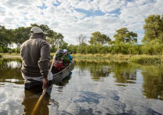 Mit dem Mokoro, dem traditionellen Einbaum, unterwegs in den Kanälen am Khwai River, Khwai Community Area, Okavango-Delta, Botswana
