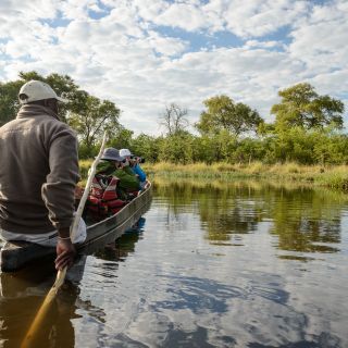 Mit dem Mokoro, dem traditionellen Einbaum, unterwegs in den Kanälen am Khwai River, Khwai Community Area, Okavango-Delta, Botswana