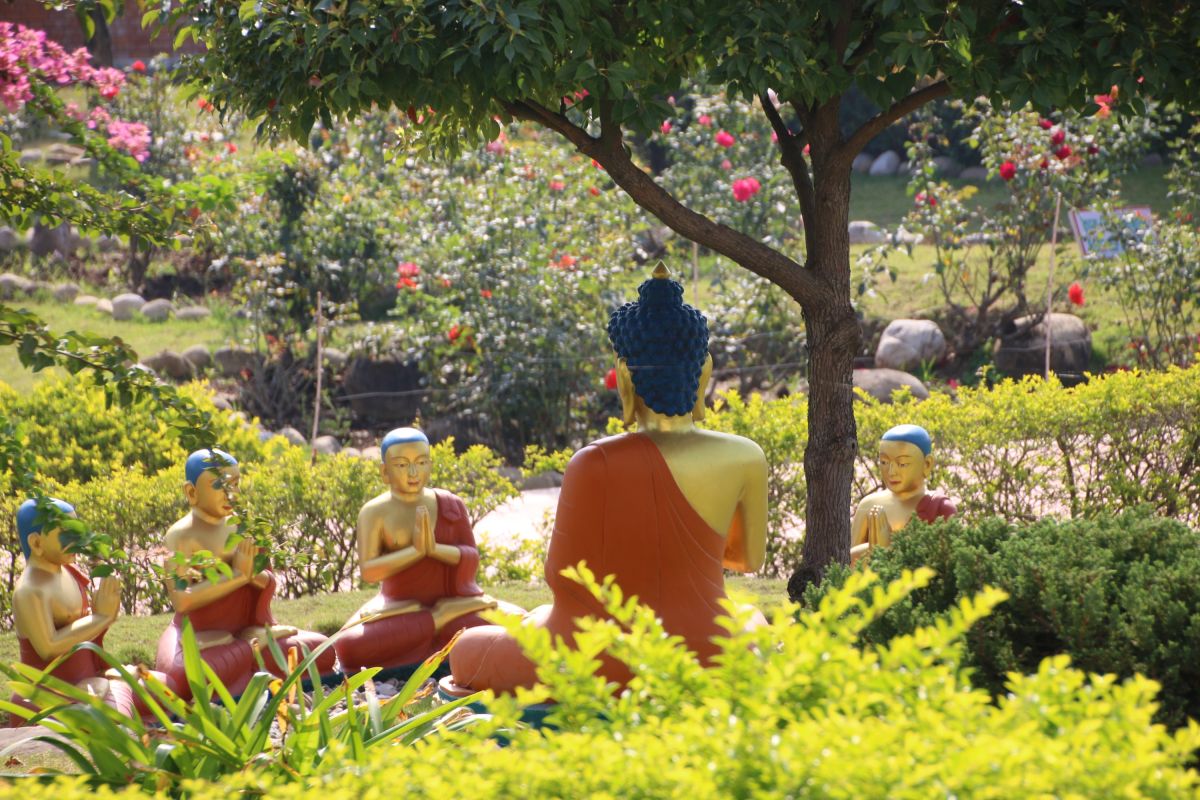 Park mit Buddha-Figuren nahe Lumbini