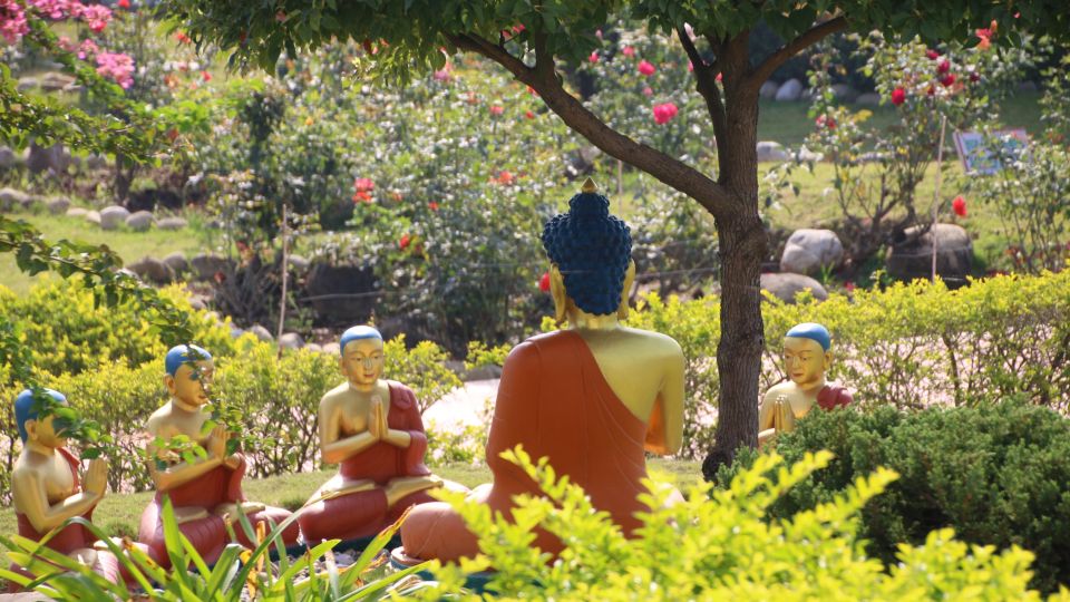 Park in Lumbini mit Buddha-Figuren