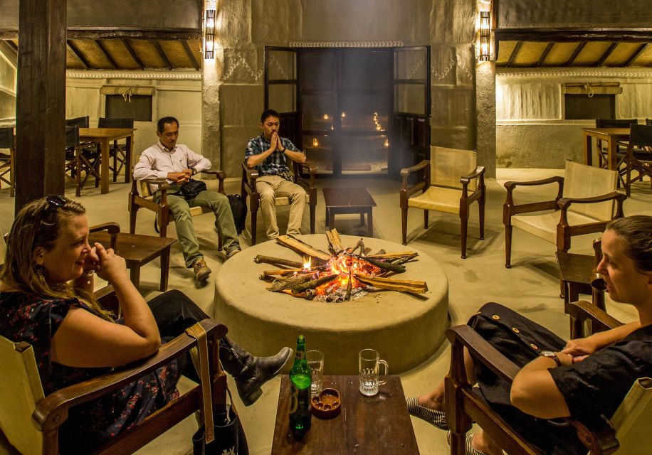 Lounge der Tiger Tops Tharu Lodge