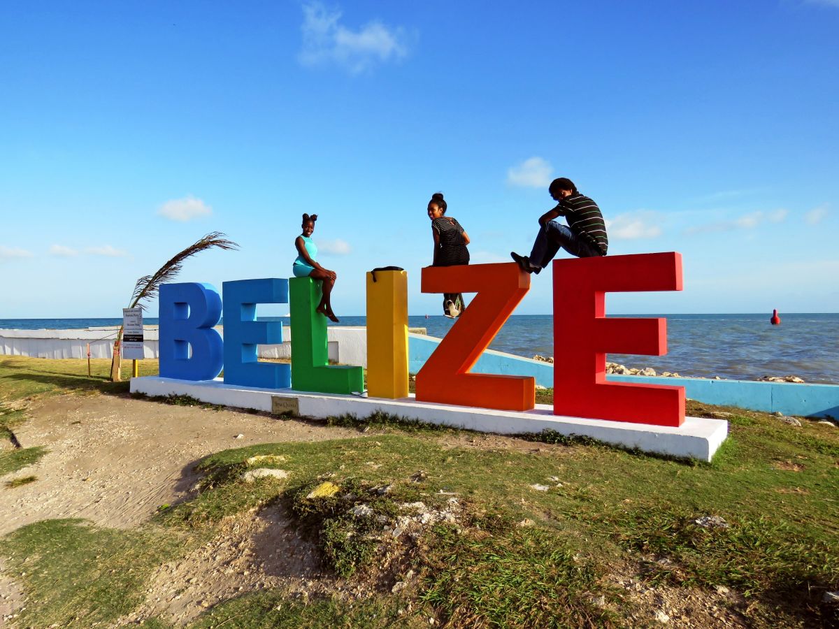 Der große Belize-Schriftzug in Belize-Stadt