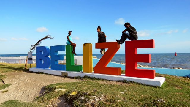 Der große Belize-Schriftzug in Belize-Stadt