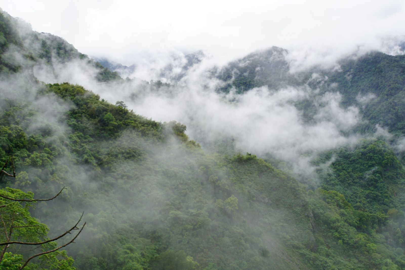 Auf dem Weg zur Payun Hütte auf dem Jadeberg spielte die Landschaft in den Wolken mit uns Verstecken.