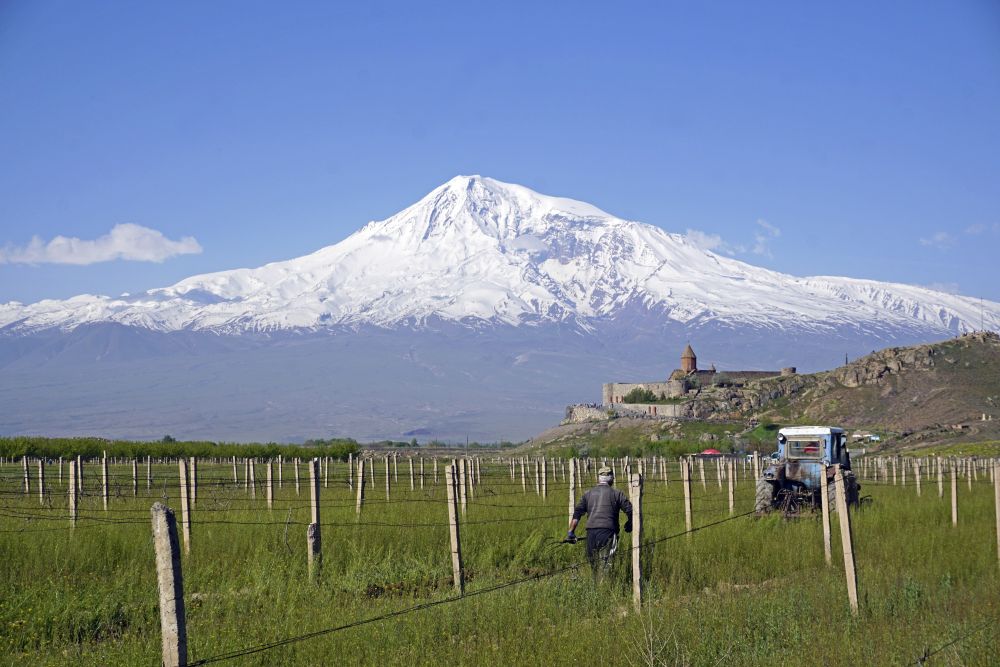 Auf einem Hügel, malersich vor dem Ararat gelegen, erhebt sich das Kloster Chor Virap.