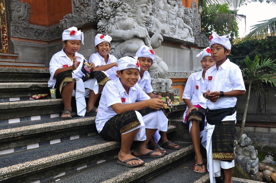 Kinder am Tempel in Ubud auf Bali